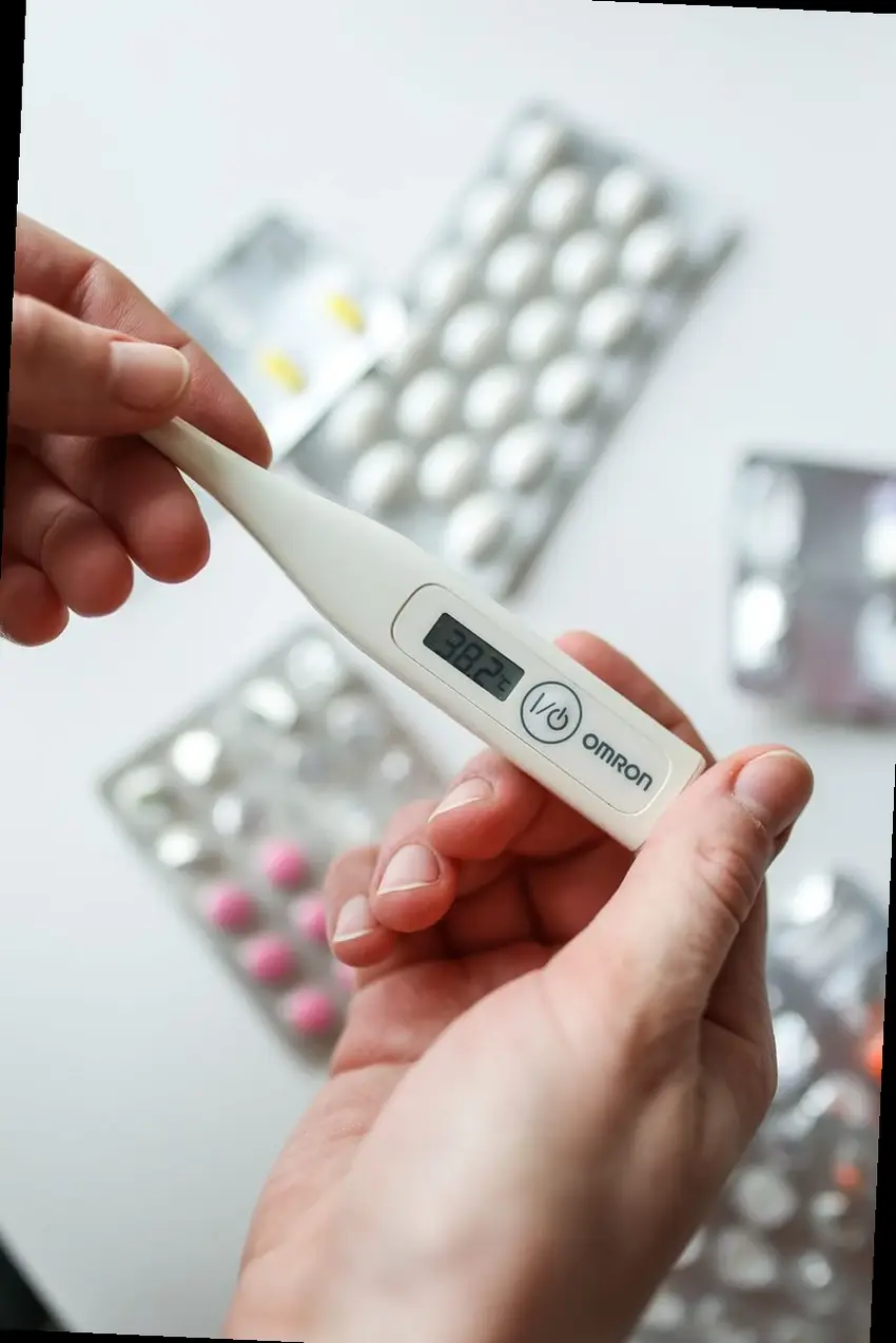 personne consultant les effets secondaires d'un médicament