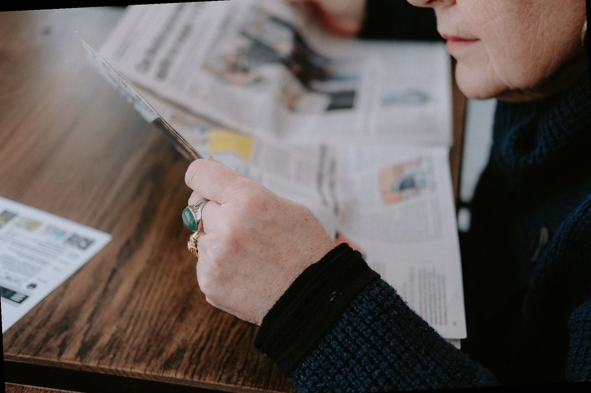 femme lisant des informations médicales
