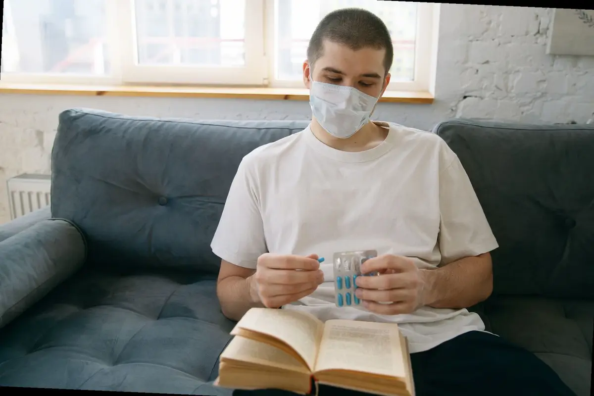 homme consultant un professionnel de santé